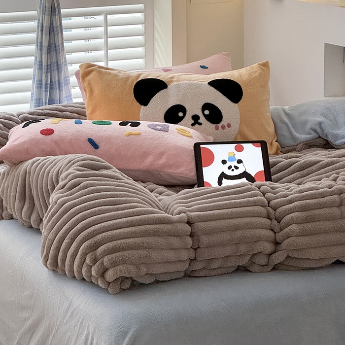 91家纺网 家纺一手货源 找家纺 懒猫家纺 2025新款多巴胺毛巾绣兔毛绒抽条四件套系列 熊猫伙伴