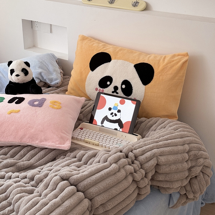 91家纺网 家纺一手货源 找家纺 懒猫家纺 2025新款多巴胺毛巾绣兔毛绒抽条四件套系列 熊猫伙伴