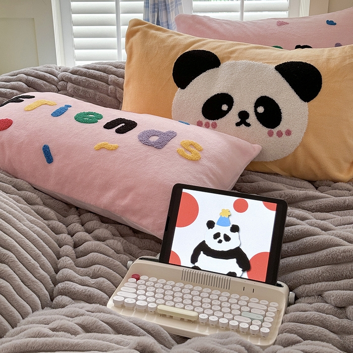 91家纺网 家纺一手货源 找家纺 懒猫家纺 2025新款多巴胺毛巾绣兔毛绒抽条四件套系列 熊猫伙伴