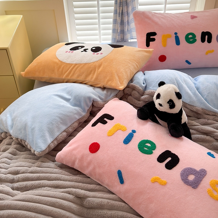 91家纺网 家纺一手货源 找家纺 懒猫家纺 2025新款多巴胺毛巾绣兔毛绒抽条四件套系列 熊猫伙伴