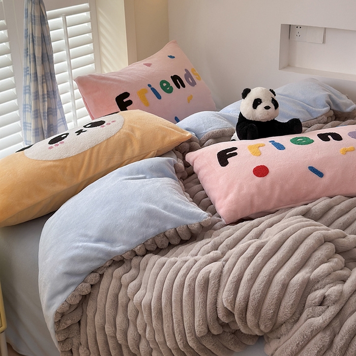 91家纺网 家纺一手货源 找家纺 懒猫家纺 2025新款多巴胺毛巾绣兔毛绒抽条四件套系列 熊猫伙伴