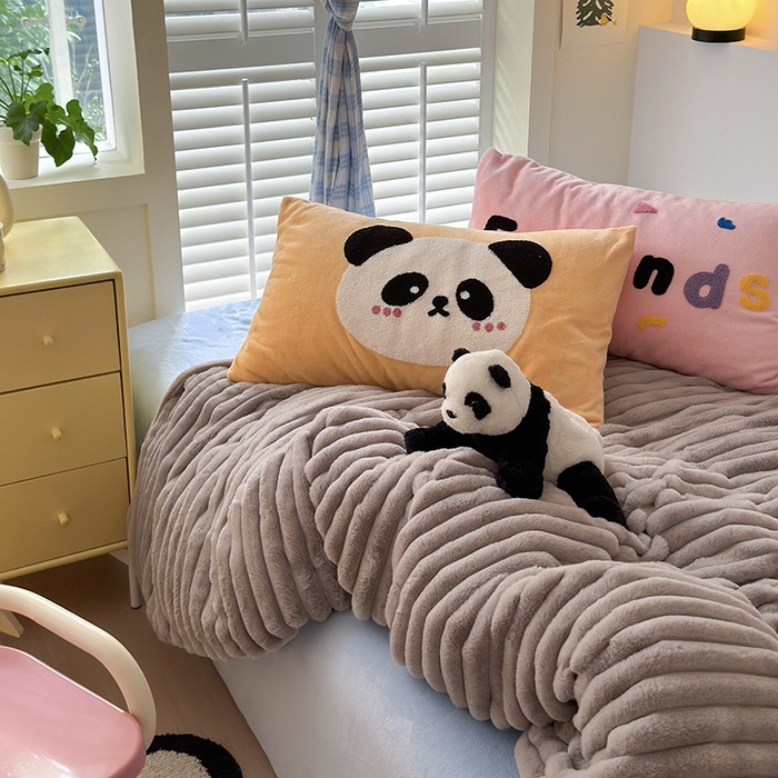 91家纺网 家纺一手货源 找家纺 懒猫家纺 2025新款多巴胺毛巾绣兔毛绒抽条四件套系列 熊猫伙伴