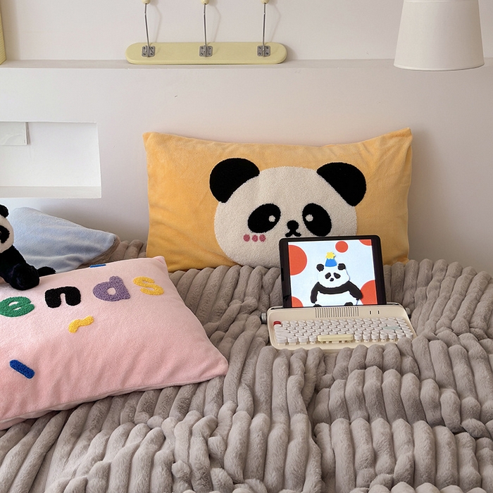 91家纺网 家纺一手货源 找家纺 懒猫家纺 2025新款多巴胺毛巾绣兔毛绒抽条四件套系列 熊猫伙伴