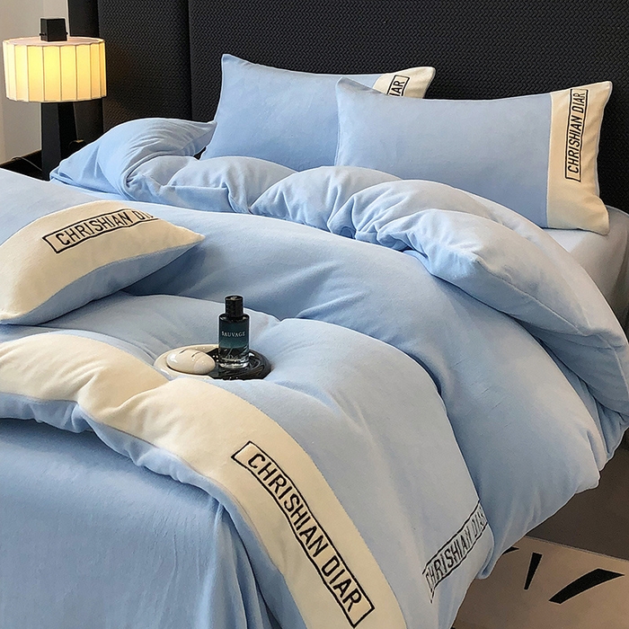 91家纺网 家纺一手货源 找家纺 懒猫家纺 2025新款刺绣牛奶绒四件套-妮可 海蓝-白