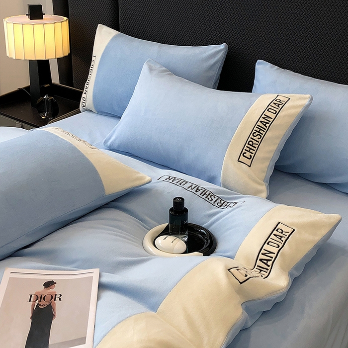 91家纺网 家纺一手货源 找家纺 懒猫家纺 2025新款刺绣牛奶绒四件套-妮可 海蓝-白