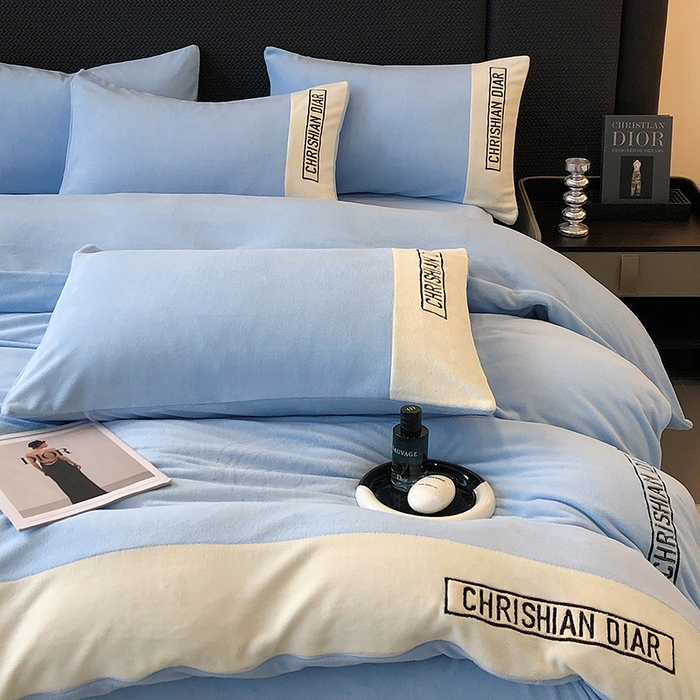 91家纺网 家纺一手货源 找家纺 懒猫家纺 2025新款刺绣牛奶绒四件套-妮可 海蓝-白