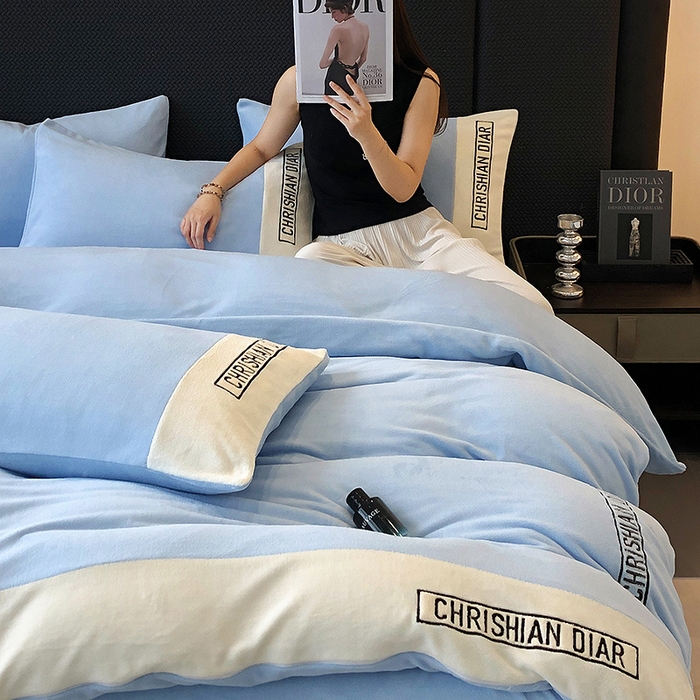 91家纺网 家纺一手货源 找家纺 懒猫家纺 2025新款刺绣牛奶绒四件套-妮可 海蓝-白