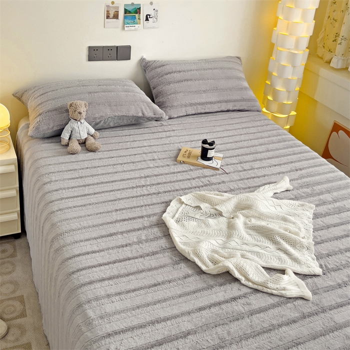 91家纺网 家纺一手货源 找家纺 名兮家居 2025新款立体加厚仿兔绒床单床笠单件 条纹-灰