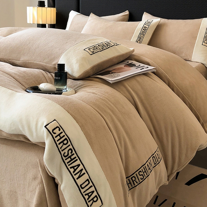 91家纺网 家纺一手货源 找家纺 懒猫家纺 2025新款刺绣牛奶绒四件套-妮可 卡其-白