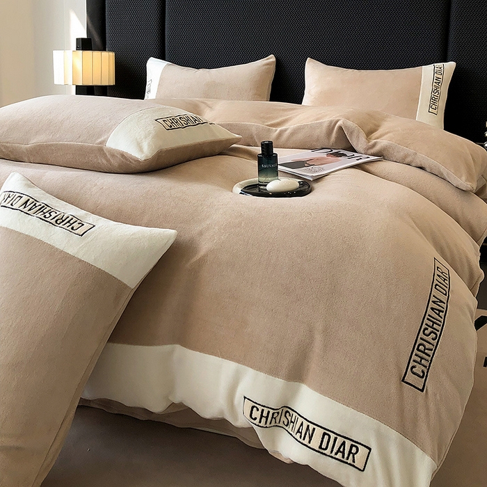 91家纺网 家纺一手货源 找家纺 懒猫家纺 2025新款刺绣牛奶绒四件套-妮可 卡其-白