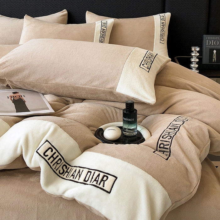 91家纺网 家纺一手货源 找家纺 懒猫家纺 2025新款刺绣牛奶绒四件套-妮可 卡其-白