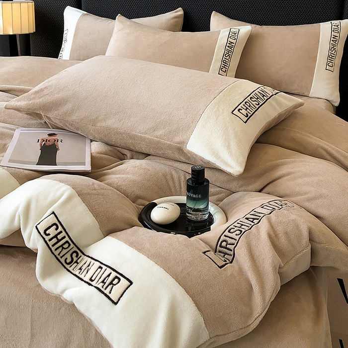 91家纺网 家纺一手货源 找家纺 懒猫家纺 2025新款刺绣牛奶绒四件套-妮可 卡其-白