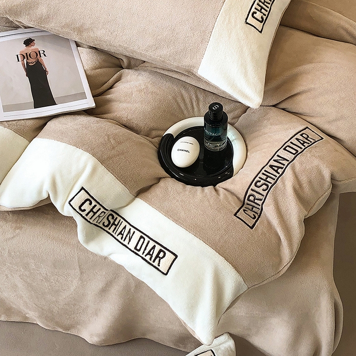 91家纺网 家纺一手货源 找家纺 懒猫家纺 2025新款刺绣牛奶绒四件套-妮可 卡其-白