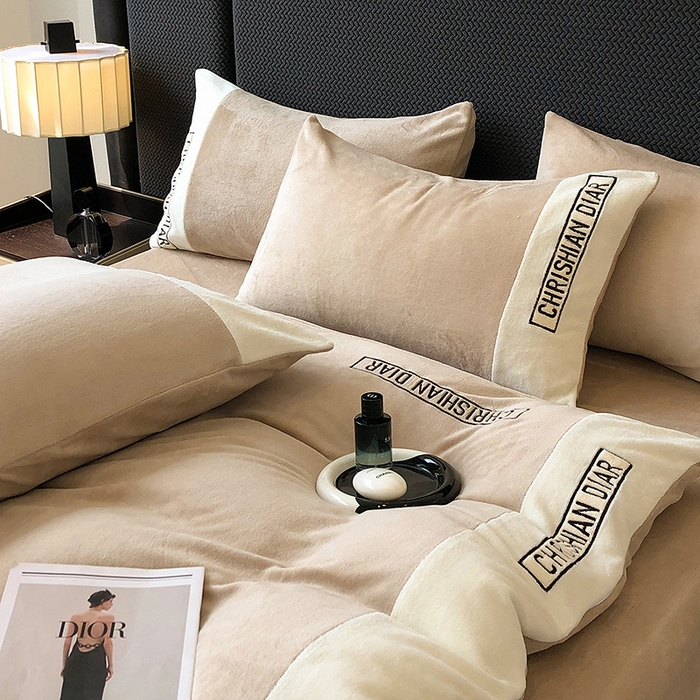 91家纺网 家纺一手货源 找家纺 懒猫家纺 2025新款刺绣牛奶绒四件套-妮可 卡其-白