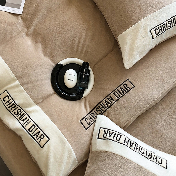 91家纺网 家纺一手货源 找家纺 懒猫家纺 2025新款刺绣牛奶绒四件套-妮可 卡其-白