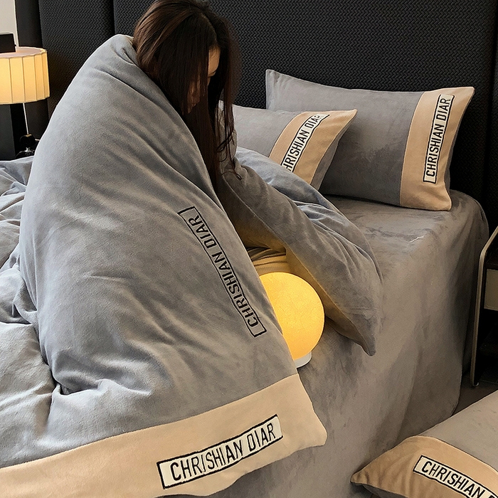 91家纺网 家纺一手货源 找家纺 懒猫家纺 2025新款刺绣牛奶绒四件套-妮可 落日-咖