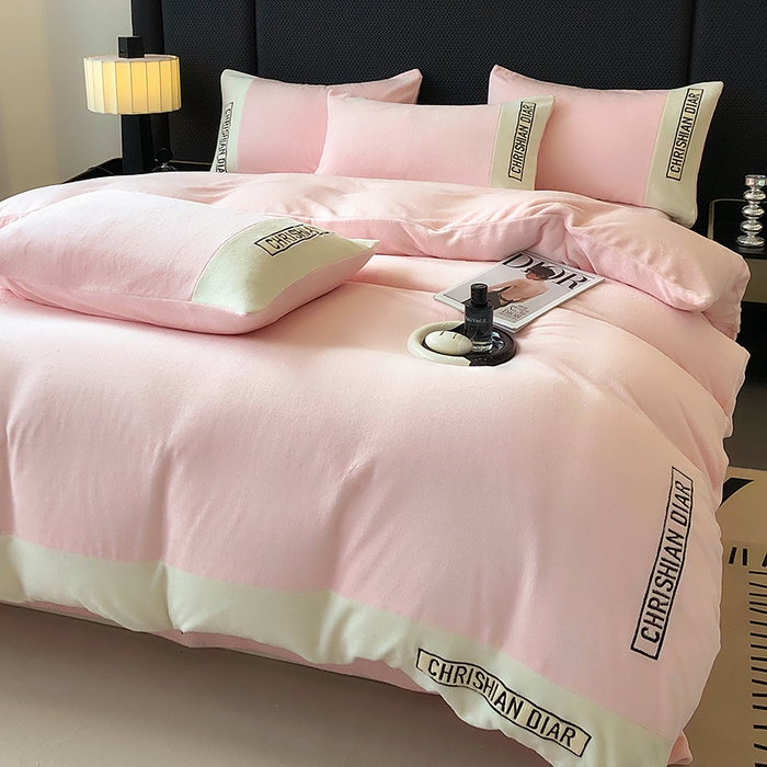 91家纺网 家纺一手货源 找家纺 懒猫家纺 2025新款刺绣牛奶绒四件套-妮可 蜜桃-白