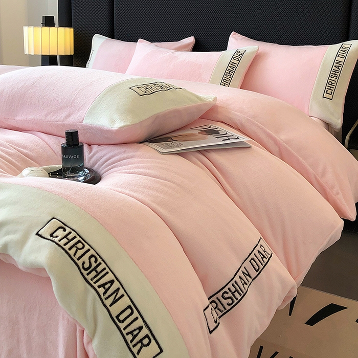 91家纺网 家纺一手货源 找家纺 懒猫家纺 2025新款刺绣牛奶绒四件套-妮可 蜜桃-白