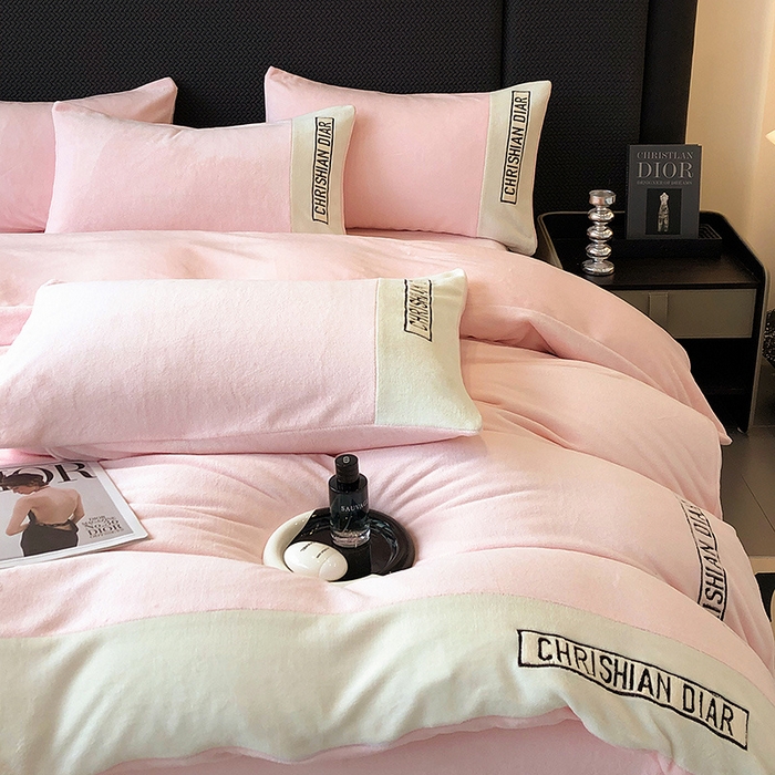 91家纺网 家纺一手货源 找家纺 懒猫家纺 2025新款刺绣牛奶绒四件套-妮可 蜜桃-白