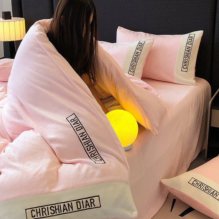 91家纺网 家纺一手货源 找家纺 懒猫家纺 2025新款刺绣牛奶绒四件套-妮可 蜜桃-白