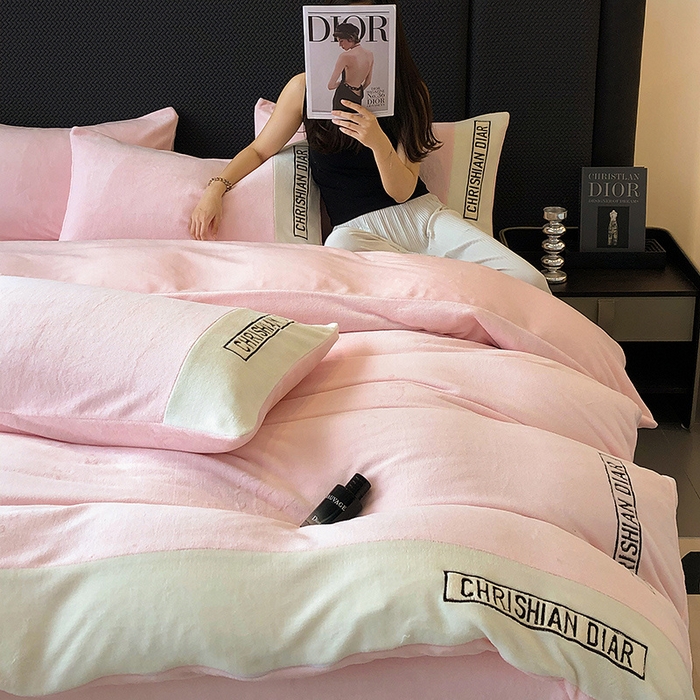 91家纺网 家纺一手货源 找家纺 懒猫家纺 2025新款刺绣牛奶绒四件套-妮可 蜜桃-白