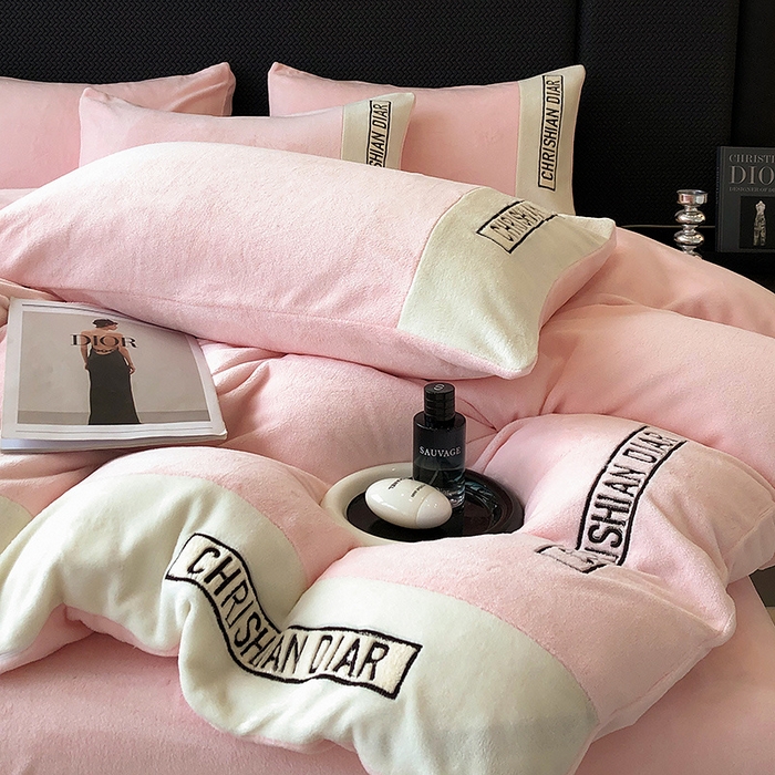 91家纺网 家纺一手货源 找家纺 懒猫家纺 2025新款刺绣牛奶绒四件套-妮可 蜜桃-白