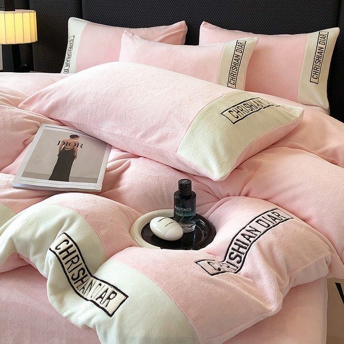 91家纺网 家纺一手货源 找家纺 懒猫家纺 2025新款刺绣牛奶绒四件套-妮可 蜜桃-白