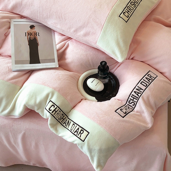 91家纺网 家纺一手货源 找家纺 懒猫家纺 2025新款刺绣牛奶绒四件套-妮可 蜜桃-白