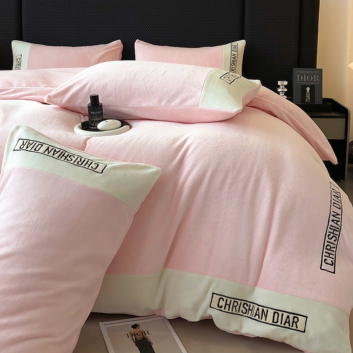 91家纺网 家纺一手货源 找家纺 懒猫家纺 2025新款刺绣牛奶绒四件套-妮可 蜜桃-白