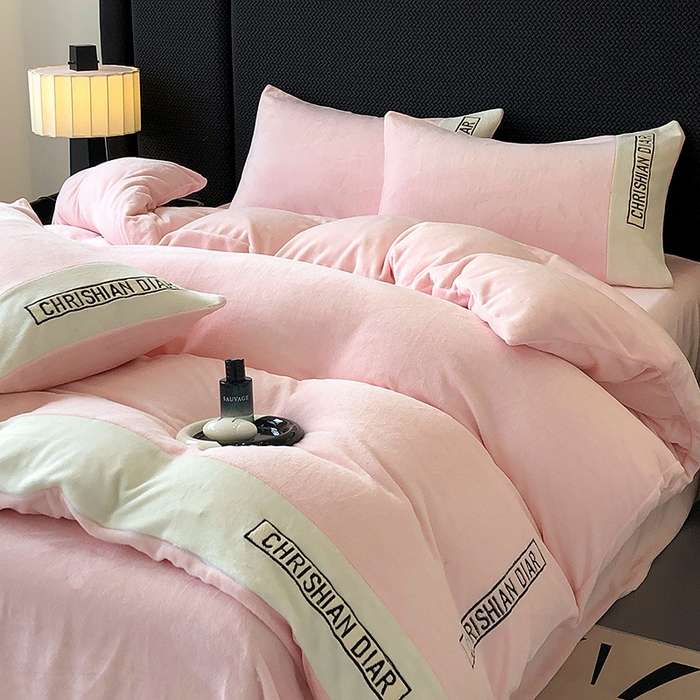 91家纺网 家纺一手货源 找家纺 懒猫家纺 2025新款刺绣牛奶绒四件套-妮可 蜜桃-白