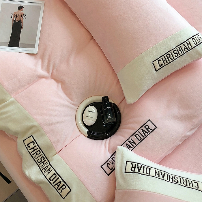 91家纺网 家纺一手货源 找家纺 懒猫家纺 2025新款刺绣牛奶绒四件套-妮可 蜜桃-白