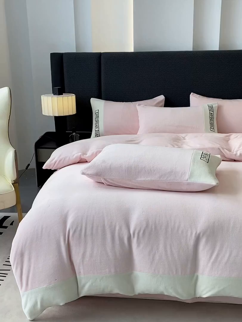 91家纺网 家纺一手货源 找家纺 懒猫家纺 2025新款刺绣牛奶绒四件套-妮可 蜜桃-白