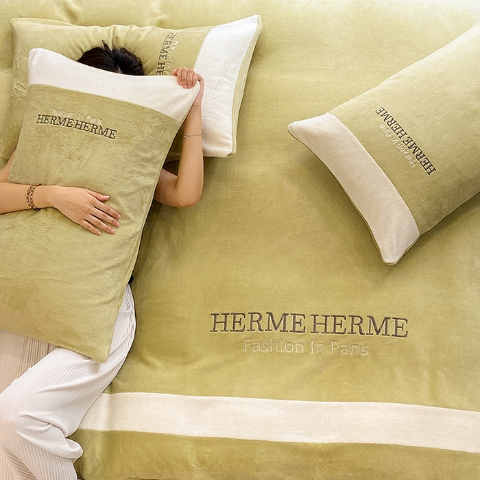 91家纺网 家纺一手货源 找家纺 懒猫家纺 2025新款牛奶绒刺绣四件套-凯莉 纯果绿