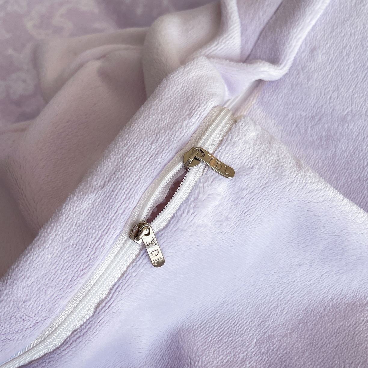 91家纺网 家纺一手货源 找家纺 新方向 2025新款高克重240克A类全消光数码印花牛奶绒四件套-恋语 恋语-魅紫