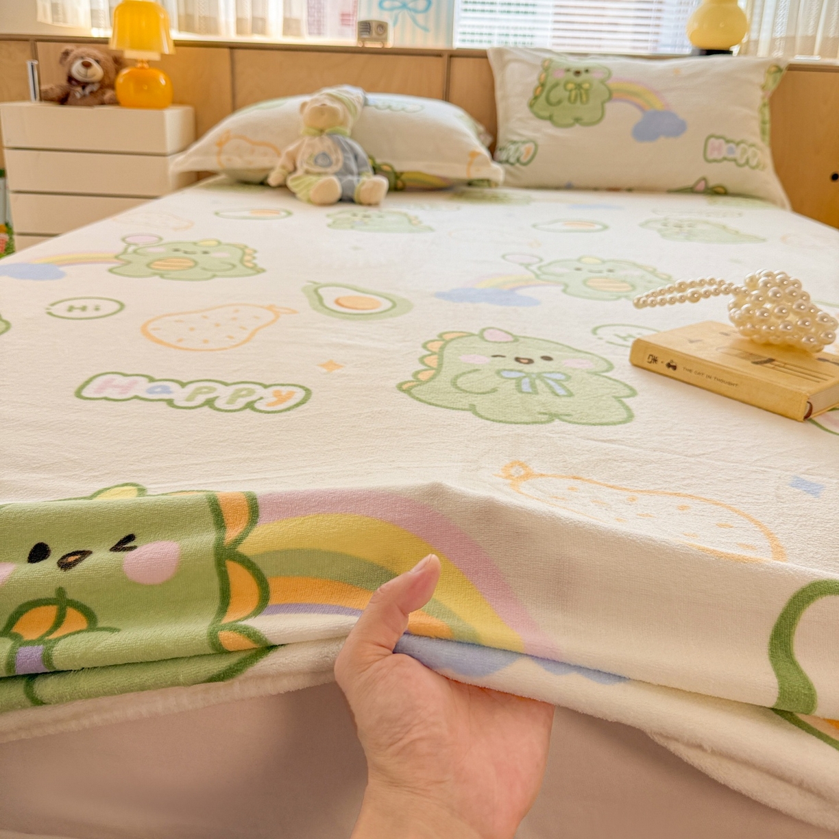 91家纺网 家纺一手货源 找家纺 名兮家居 2025新款高克重牛奶绒印花枕套枕套单件 彩虹奶龙