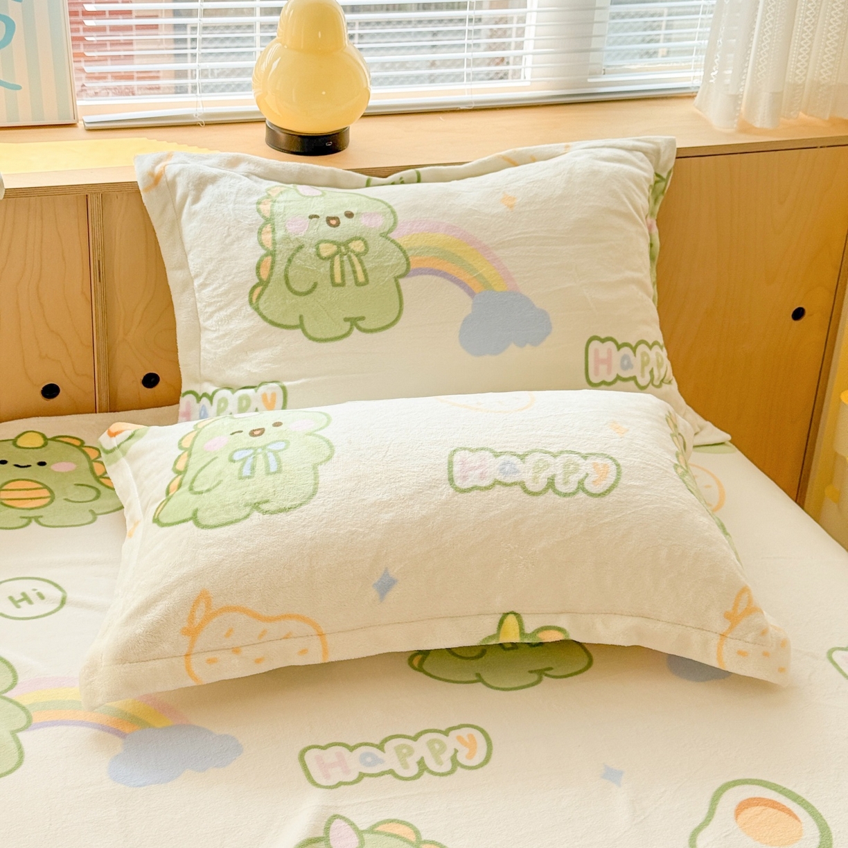 91家纺网 家纺一手货源 找家纺 名兮家居 2025新款高克重牛奶绒印花枕套枕套单件 彩虹奶龙