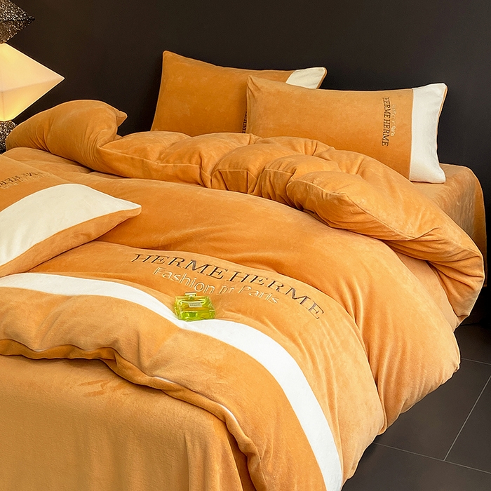 91家纺网 家纺一手货源 找家纺 懒猫家纺 2025新款牛奶绒刺绣四件套-凯莉 暖姜黄