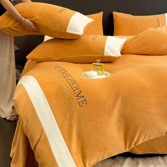 91家纺网 家纺一手货源 找家纺 懒猫家纺 2025新款牛奶绒刺绣四件套-凯莉 暖姜黄