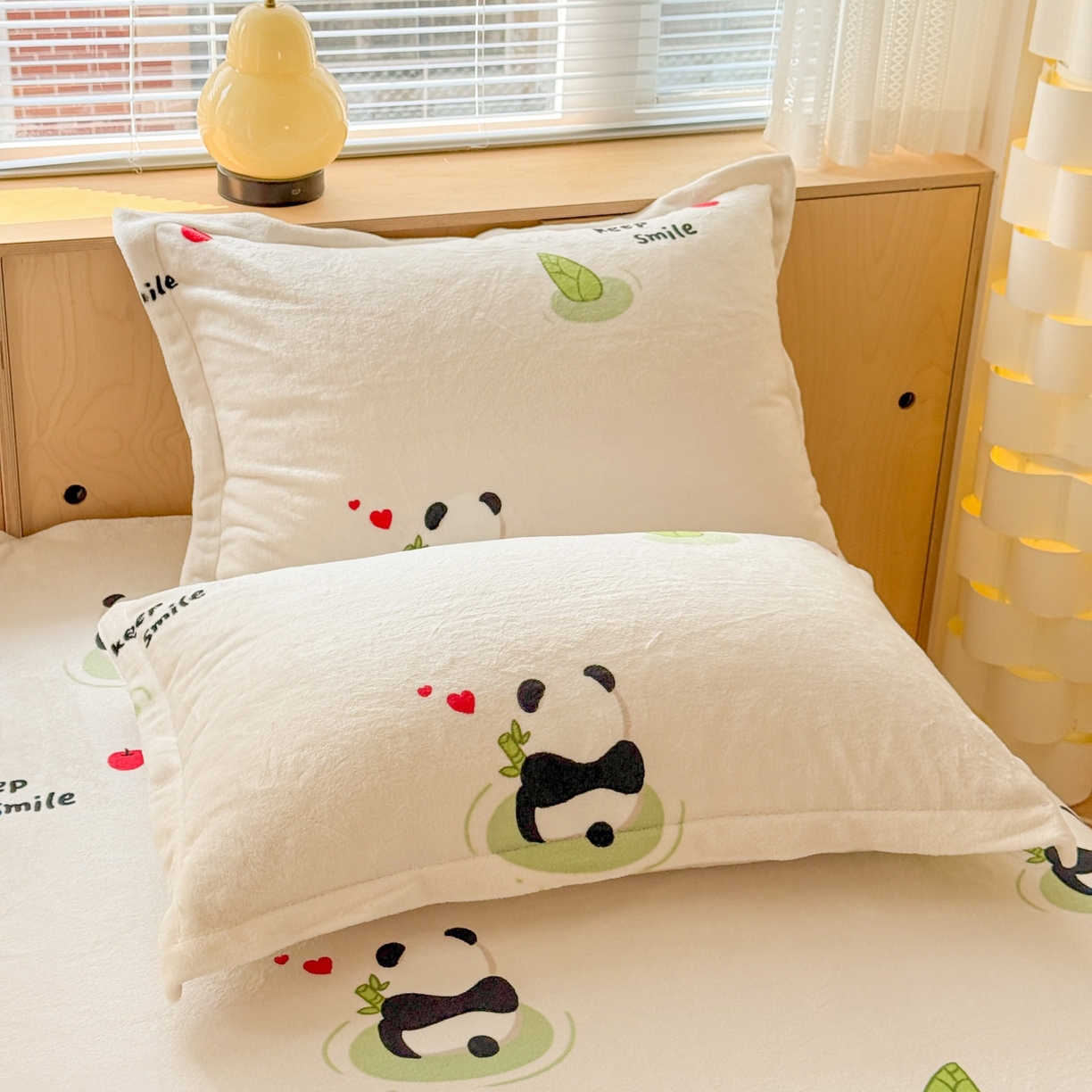 91家纺网 家纺一手货源 找家纺 名兮家居 2025新款高克重牛奶绒印花枕套枕套单件 彩虹熊猫-果绿