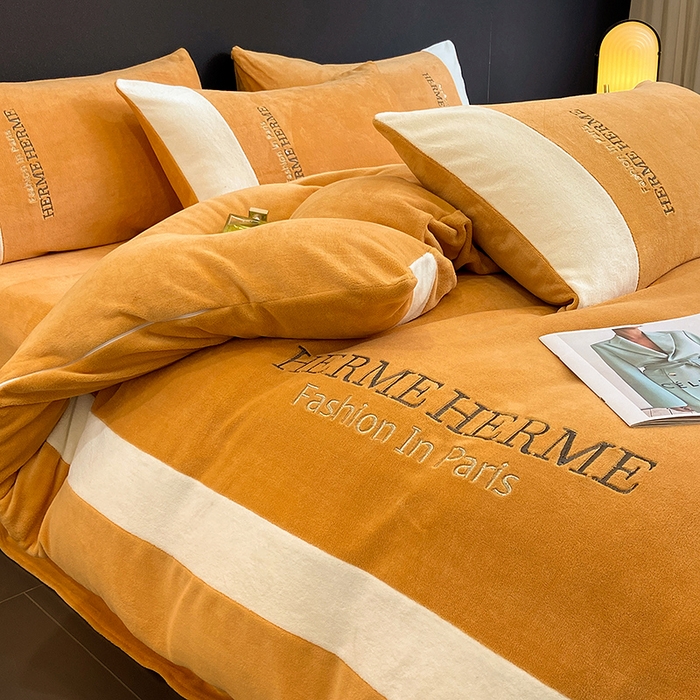 91家纺网 家纺一手货源 找家纺 懒猫家纺 2025新款牛奶绒刺绣四件套-凯莉 暖姜黄