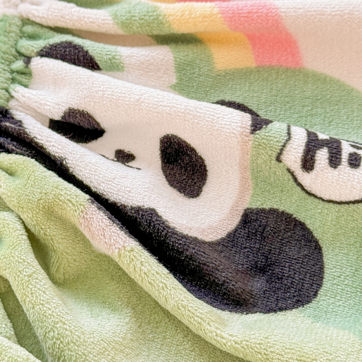 91家纺网 家纺一手货源 找家纺 名兮家居 2025新款高克重牛奶绒印花枕套枕套单件 彩虹熊猫-果绿