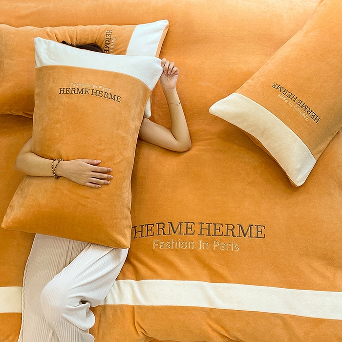 91家纺网 家纺一手货源 找家纺 懒猫家纺 2025新款牛奶绒刺绣四件套-凯莉 暖姜黄