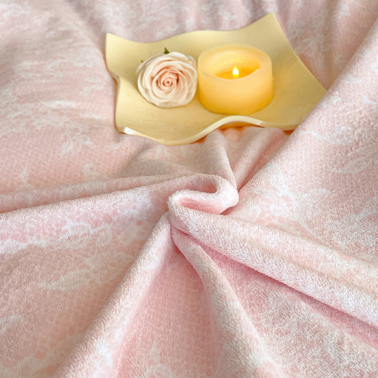 91家纺网 家纺一手货源 找家纺 新方向 2025新款高克重240克A类全消光数码印花牛奶绒四件套-恋语 恋语-蔷薇粉