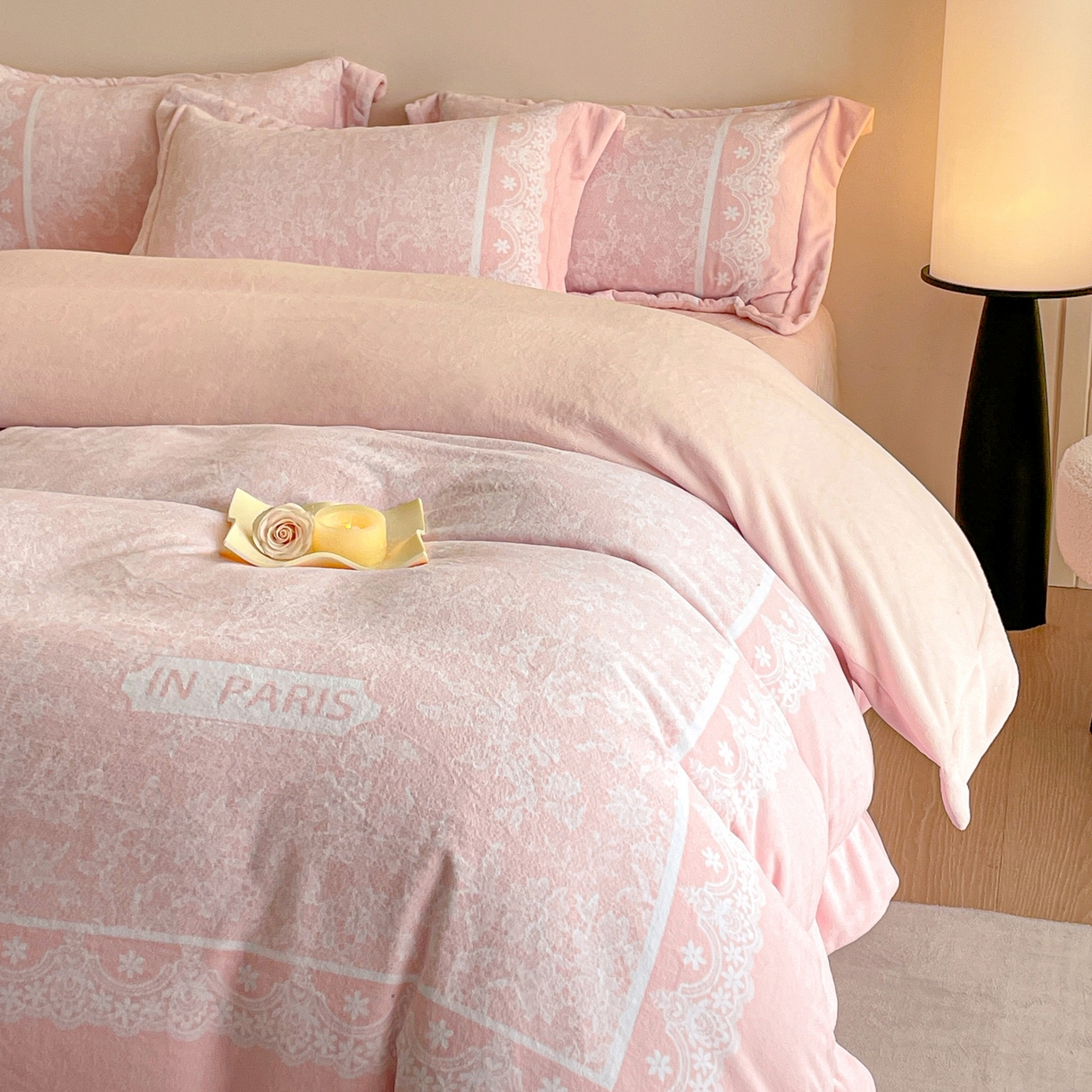 91家纺网 家纺一手货源 找家纺 新方向 2025新款高克重240克A类全消光数码印花牛奶绒四件套-恋语 恋语-蔷薇粉