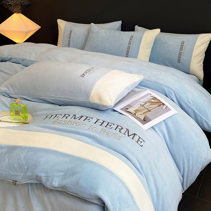 91家纺网 家纺一手货源 找家纺 懒猫家纺 2025新款牛奶绒刺绣四件套-凯莉 清波蓝