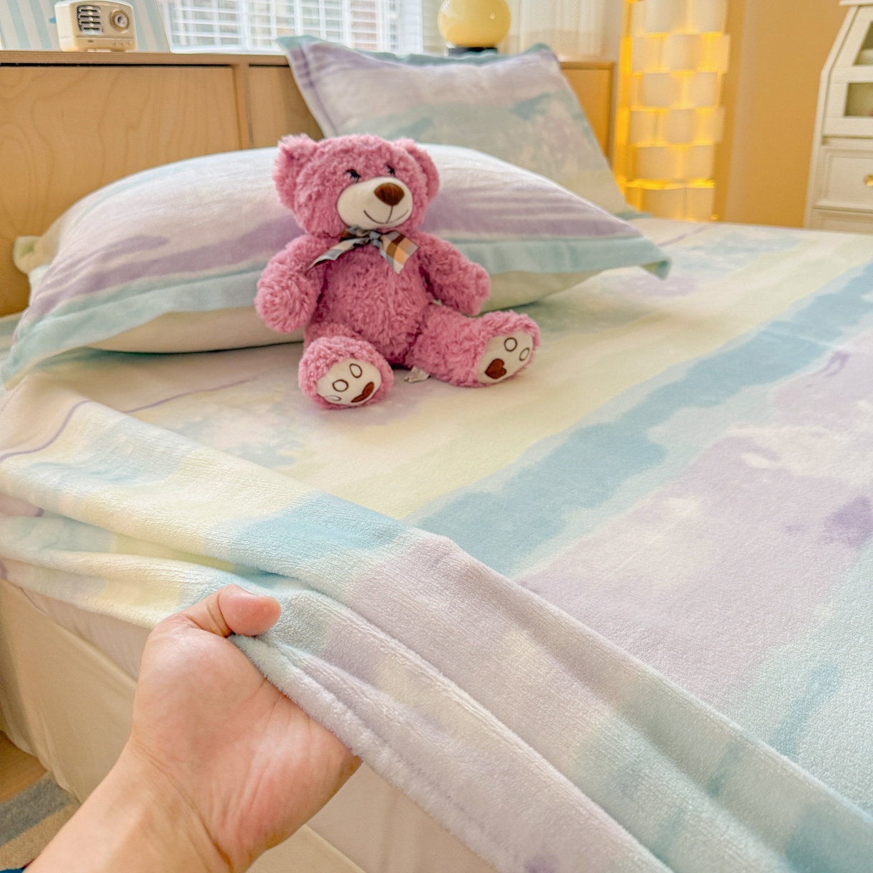 91家纺网 家纺一手货源 找家纺 名兮家居 2025新款高克重牛奶绒印花枕套枕套单件 彩色的梦