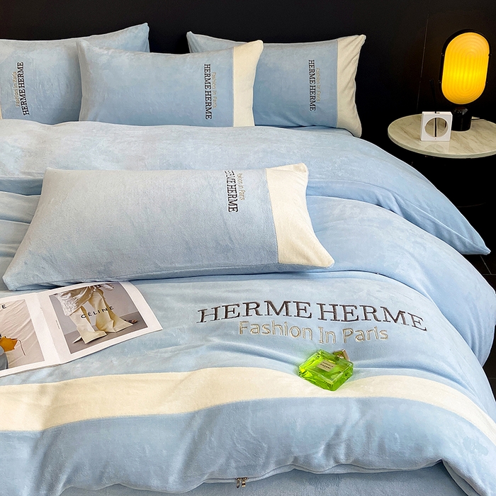 91家纺网 家纺一手货源 找家纺 懒猫家纺 2025新款牛奶绒刺绣四件套-凯莉 清波蓝