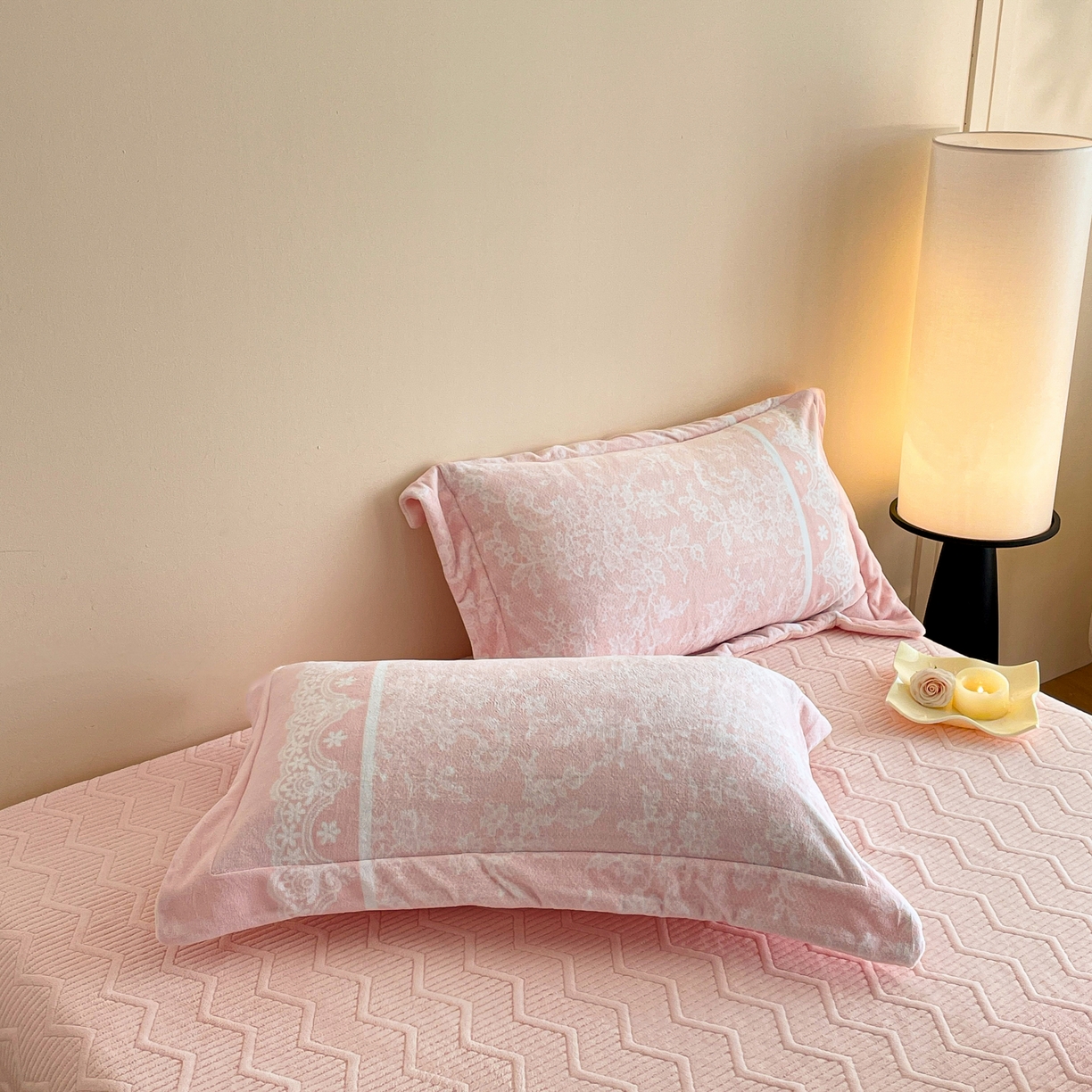 91家纺网 家纺一手货源 找家纺 新方向 2025新款高克重240克A类全消光数码印花牛奶绒四件套-恋语 恋语-蔷薇粉