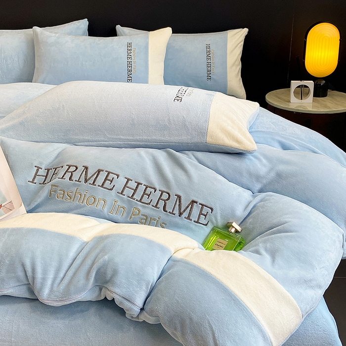 91家纺网 家纺一手货源 找家纺 懒猫家纺 2025新款牛奶绒刺绣四件套-凯莉 清波蓝