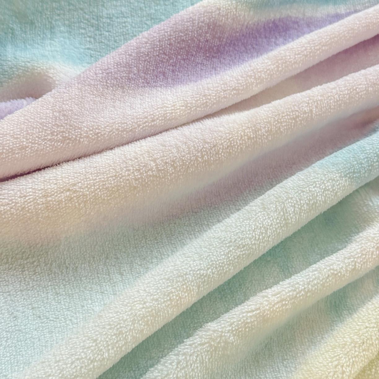 91家纺网 家纺一手货源 找家纺 名兮家居 2025新款高克重牛奶绒印花枕套枕套单件 彩色的梦